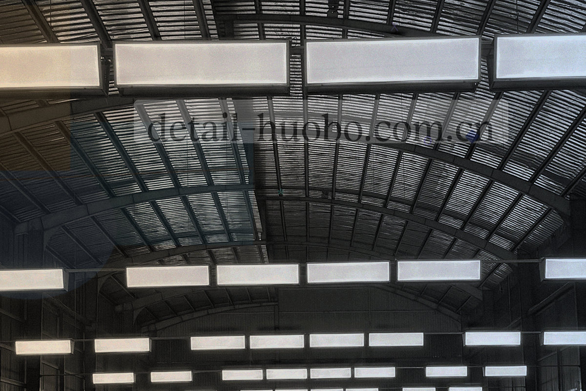 球场通道灯光与麦克风局部的抽象画面，无人物正脸